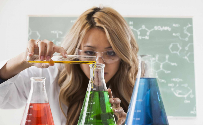 kobieta w laboratorium testującym płyny