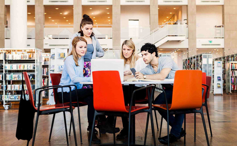 grupa naukowa w bibliotece