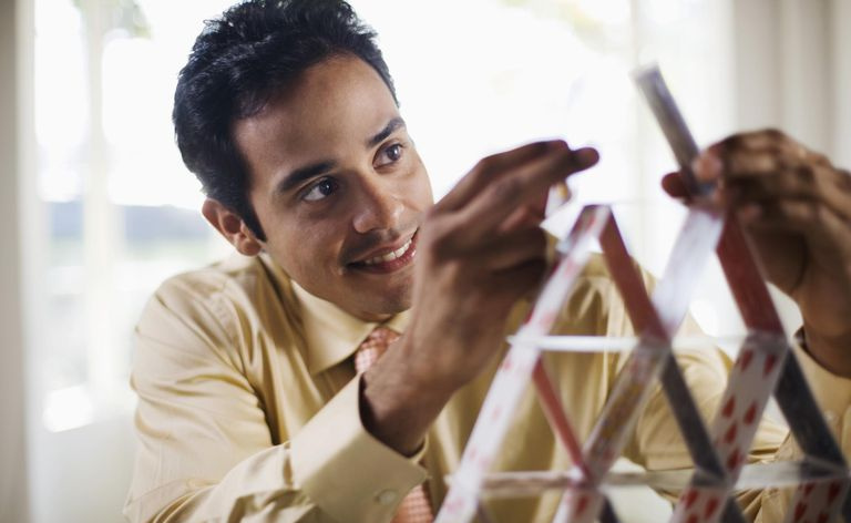 Empresario construyendo castillo de naipes