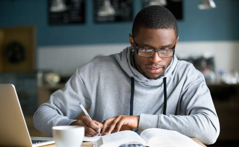Un estudiante preparándose para un examen.