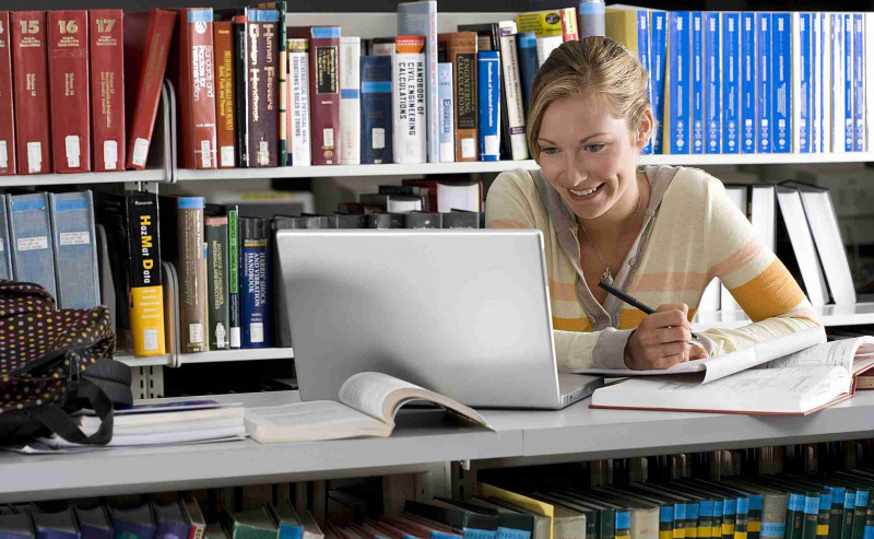 Student på biblioteket