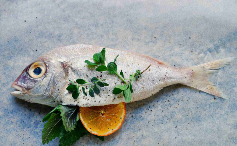 Dorade mit Orange und frischen Kräutern