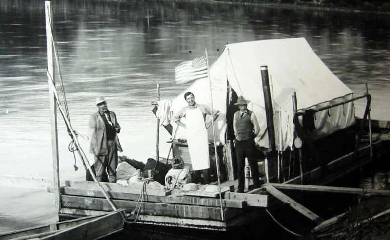 Henry Fairfield Osborn, Fred Saunders e Barnum Brown na barca Mary Jane em 1911