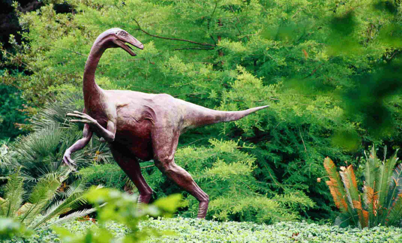 Rzeźba dinozaura Ornithomimus w Ogrodzie Botanicznym, Park Zilker.