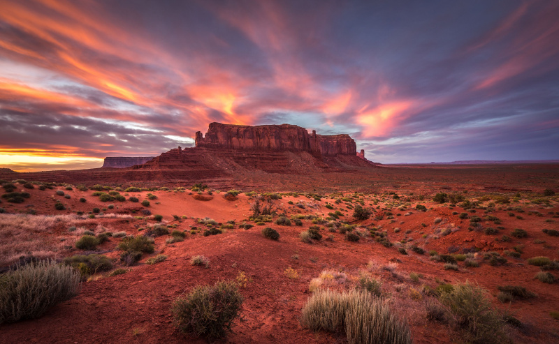 Zachód słońca nad Sentinel Mesa, Monument Valley, Arizona.