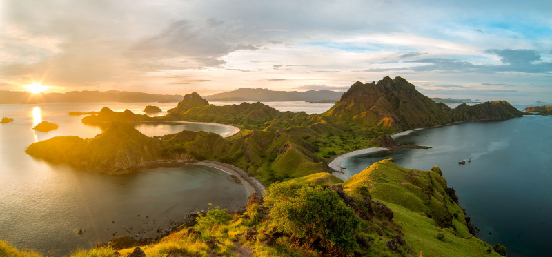 Zachód słońca nad wyspą Padar, Indonezja