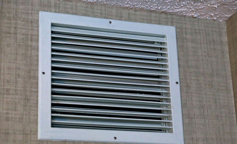 Ventilasjonsventil for oppvarming og kjøling for inneklimakontroll