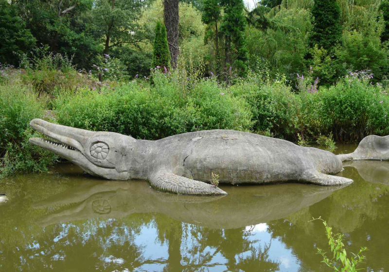 Modelo de ictiosaurio en un hábitat pantanoso.