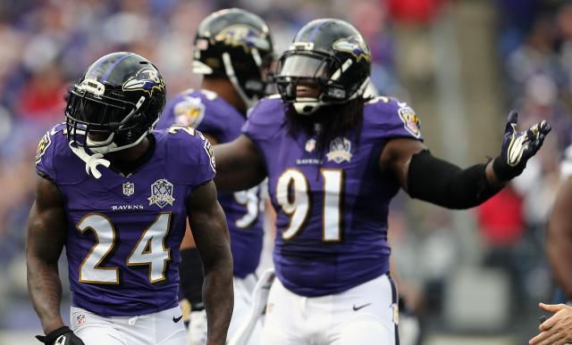 Defensive back Kyle Arrington #24 fra Baltimore Ravens og utvendig linebacker Courtney Upshaw #91 fra Baltimore Ravens reagerer på et pass interferensanrop i andre kvartal av en kamp mot San Diego Chargers på M&T Bank Stadium 1. november 2015 i Baltimore , Maryland. Defensive back Kyle Arrington #24 fra Baltimore Ravens og utvendig linebacker Courtney Upshaw #91 fra Baltimore Ravens reagerer på et pass interferensanrop i andre kvartal av en kamp mot San Diego Chargers på M&T Bank Stadium 1. november 2015 i Baltimore , Maryland.