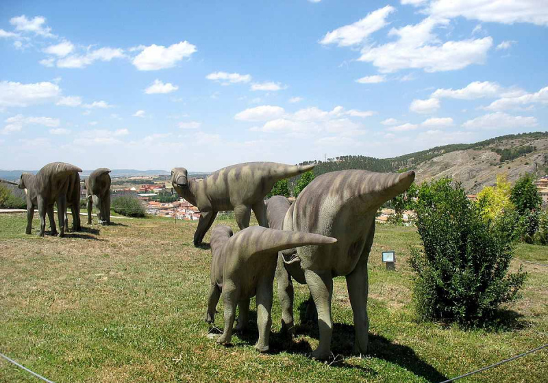 Ausstellung einer Iguanodon-Herde, die auf dem Gras läuft.