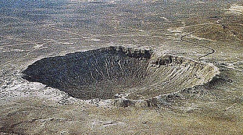 Widok z lotu ptaka na krater Barringer Meteor w Arizonie to mały przykład podwodnego krateru Chicxulub na półwyspie Jukatan — meteoru odpowiedzialnego za wyginięcie K-T