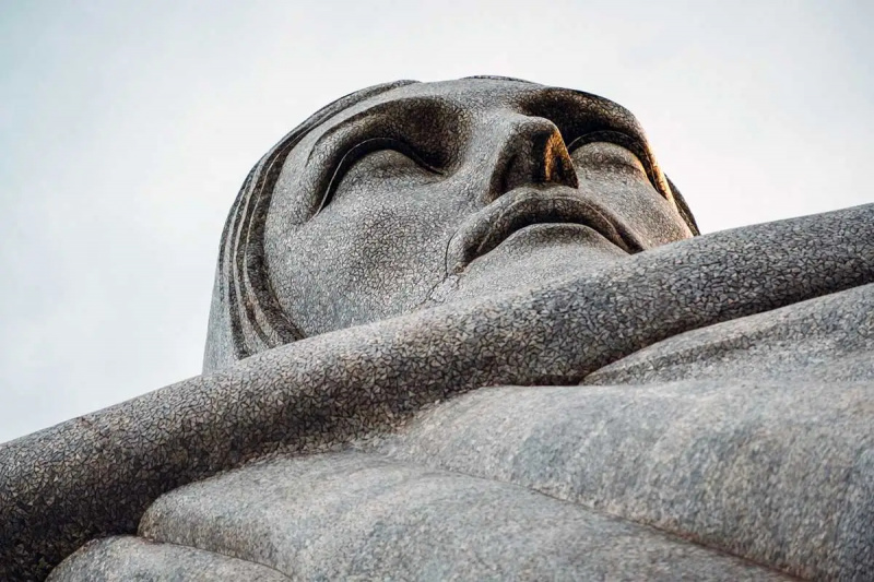 Lähikuva yksityiskohta Kristus Lunastajasta, jossa näkyy prismamainen vuolukivilaattojen mosaiikki, joka muodostaa sen pinnan.