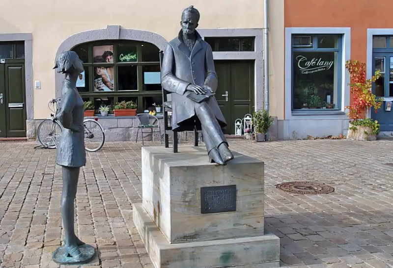   Statuia lui Friedrich Nietzsche din Saale, via Travelwriticus