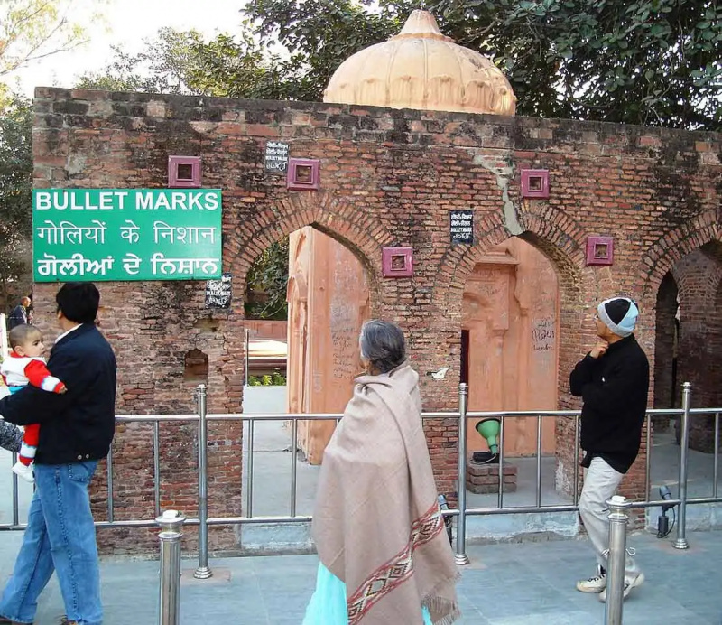   Ślady po kulach na zachowanym murze w Jallianwala Bagh (2007), za pośrednictwem Wikimedia Commons