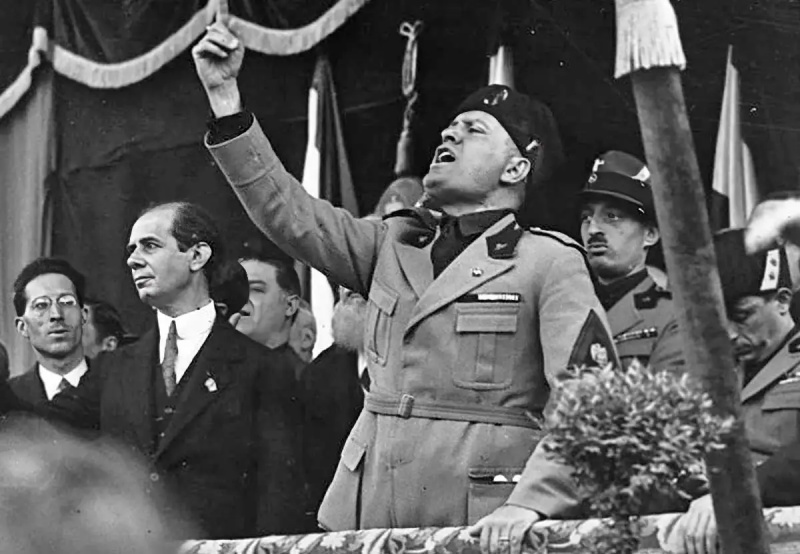   Mussolini w Mediolanie podczas II wojny światowej