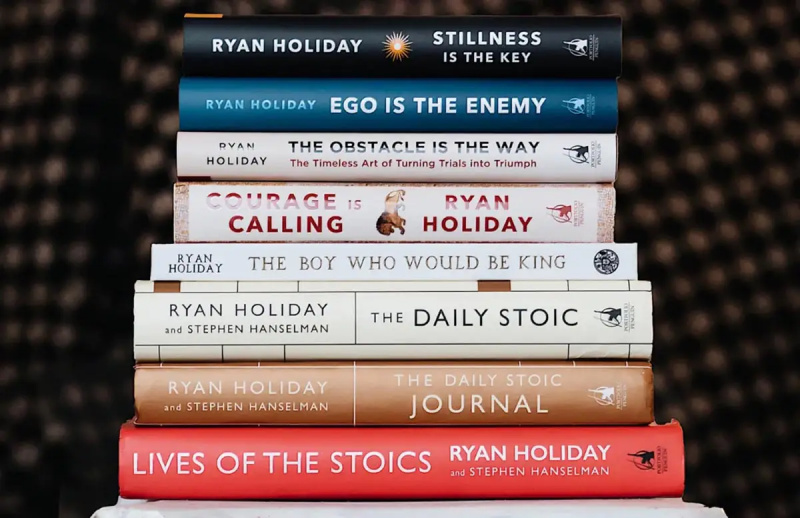   Selectați cărți de Ryan Holiday, prin Daily Stoic Store