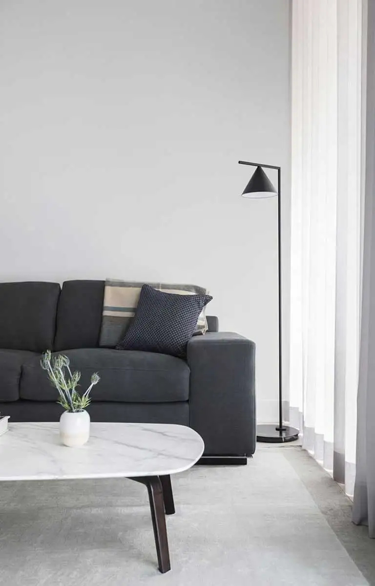 Graues minimalistisches Innendesign