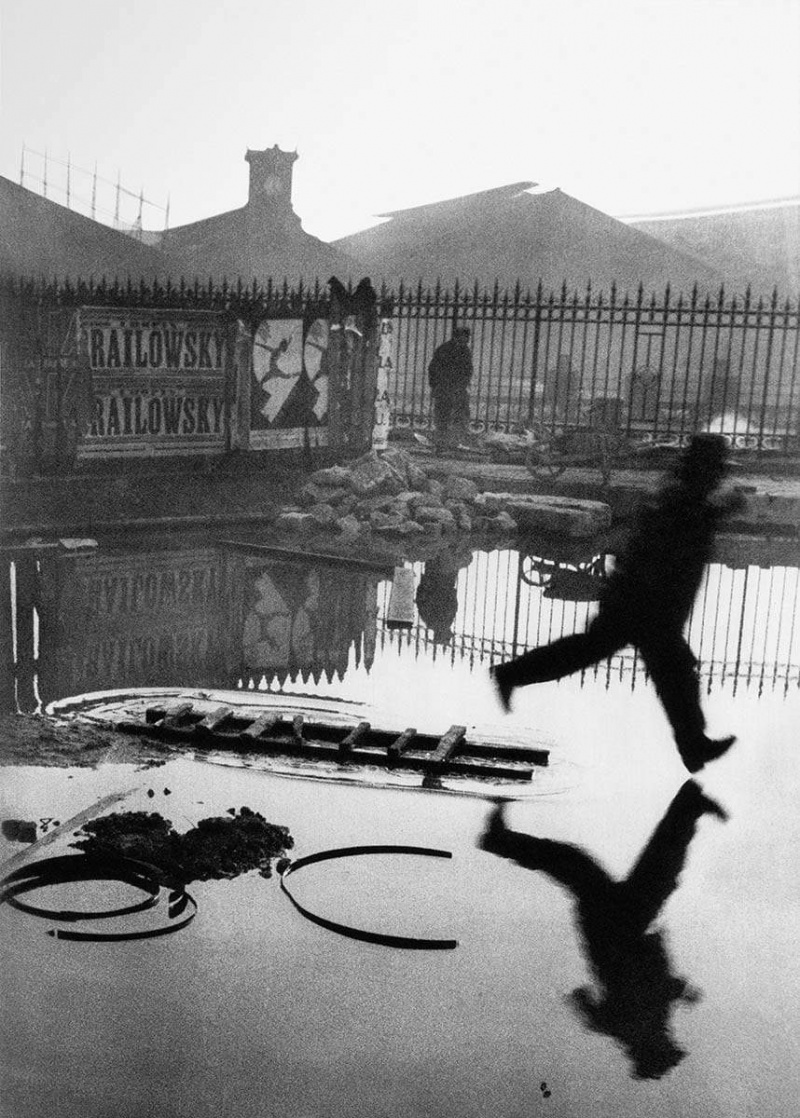 fotografii documentare cartier bresson man puddle