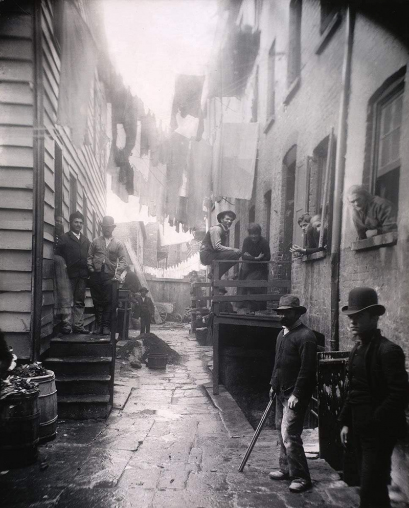 fotografii documentare jacob riis bandits roost