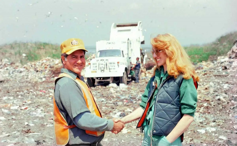 mierle-laderman-ukeles-touch-sanitation-1979-1980