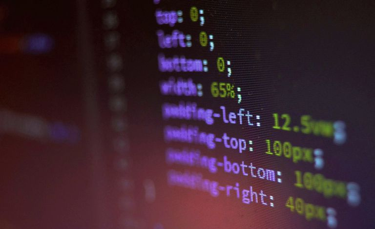 Kod CSS na monitorze komputera