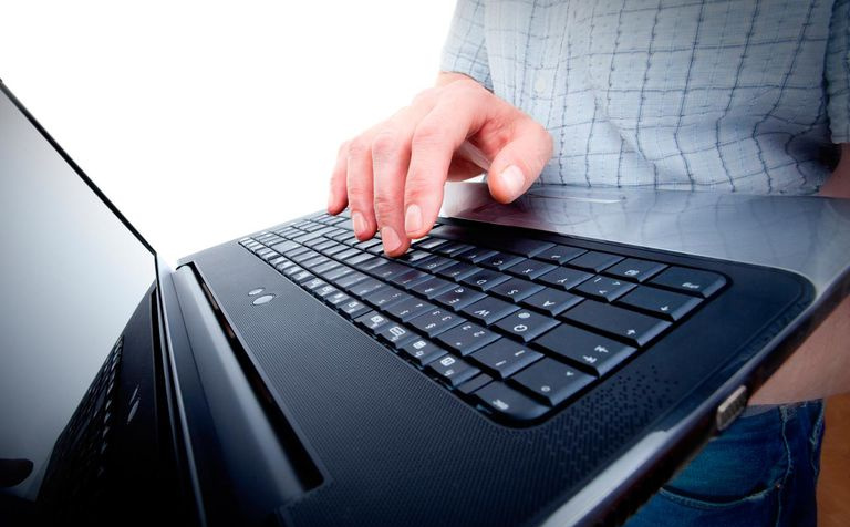 Trabalhador de escritório masculino com laptop