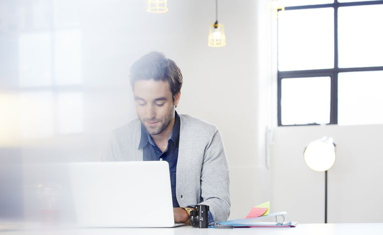 biznesmen hot-desking w biurze na otwartym planie.