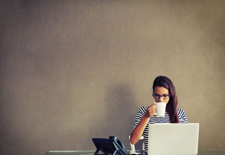 mujer en una computadora