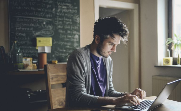 digitando sul computer portatile
