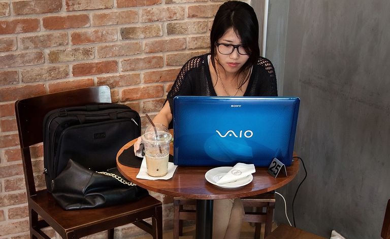 ラップトップ コンピューターで作業する女性