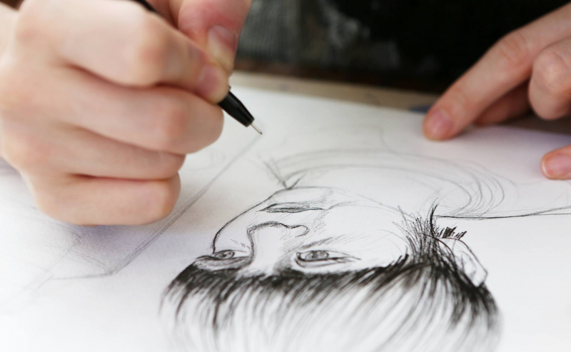Um ilustrador trabalhando em um desenho