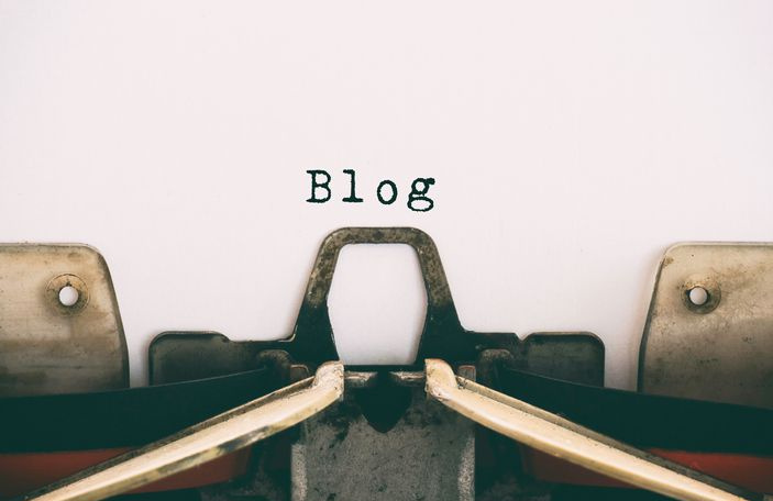Papier sur machine à écrire vintage avec blog de mots tapé sur papier