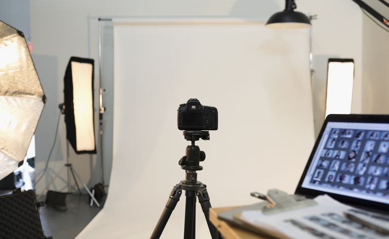 Sprzęt fotograficzny i laptop gotowy do sesji zdjęciowej w studio