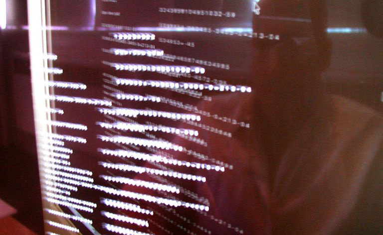 Programmētāja atspulgs datora monitorā