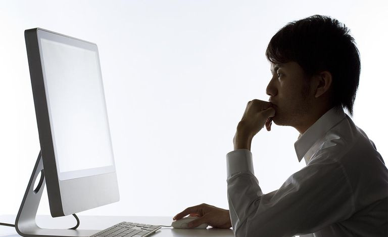 Mann vor einem Computer