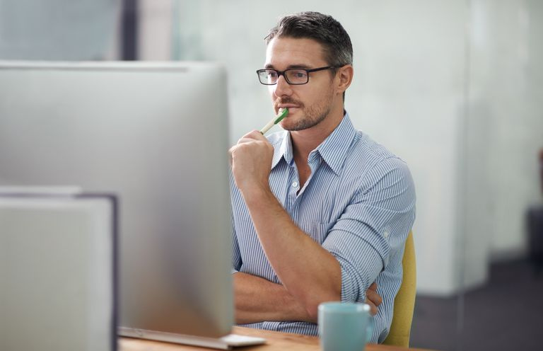 hombre trabajando en computadora