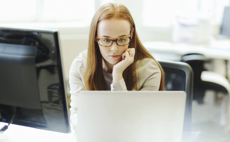 programistka stron internetowych pracująca na komputerze