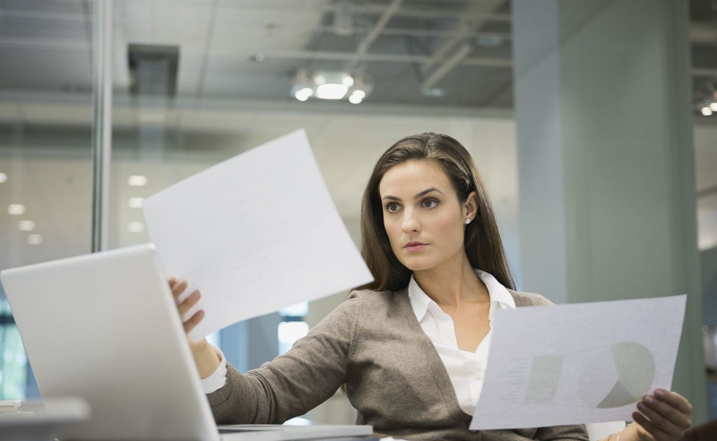 Empresaria analizando documentos en la oficina