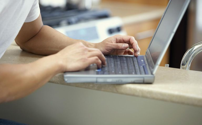 Mężczyzna pracujący na laptopie