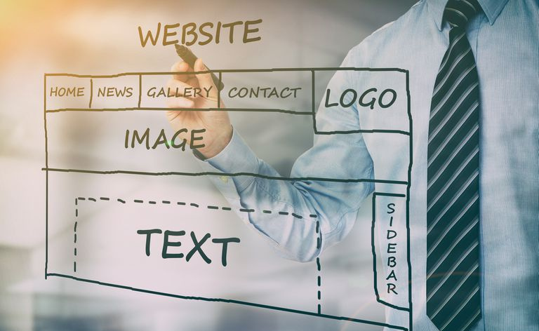 Designer esboçando um design de um site com uma barra lateral