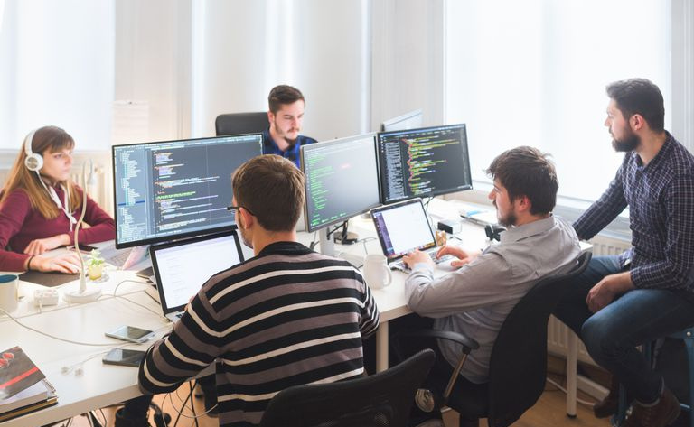 Zespół programistów pracujący w biurze