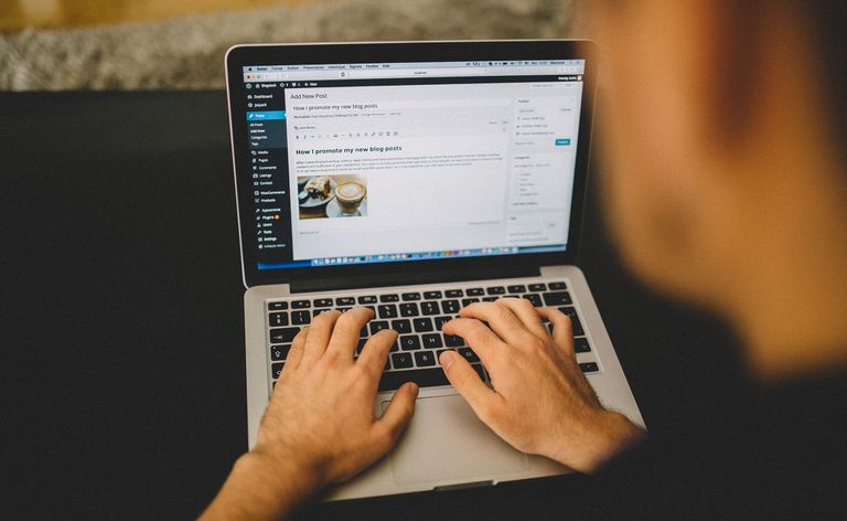Obraz człowieka blogującego na laptopie.