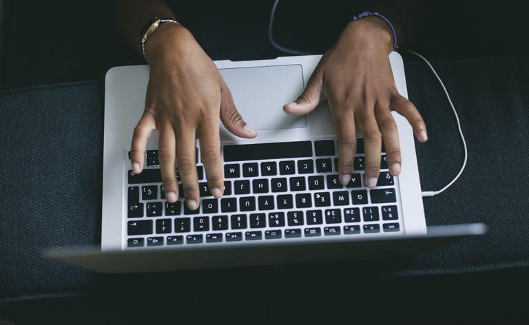 Main de femme tapant sur le clavier d
