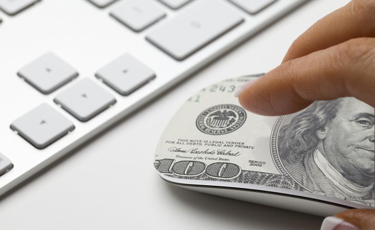 Mouse del computer sovrapposto a una banconota da cento dollari