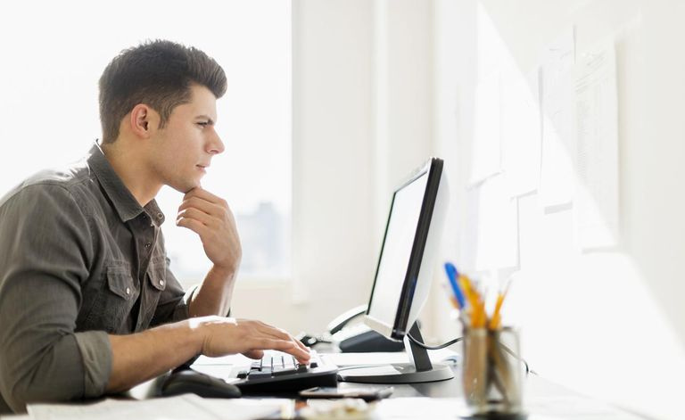 Uomo che utilizza il computer