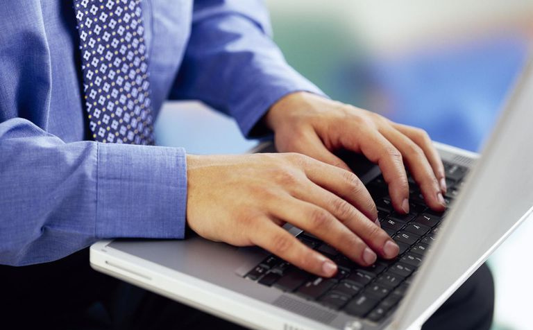 Uomo che lavora al computer portatile