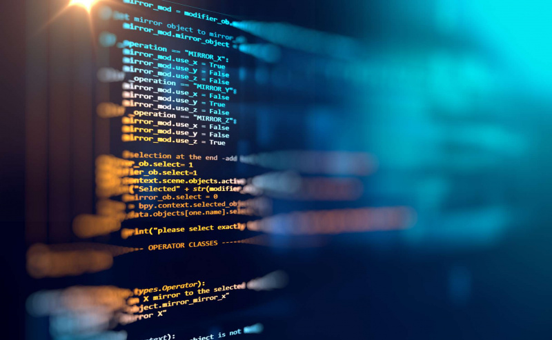 Script informatique HTML en orange et bleu sur fond noir
