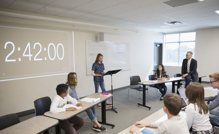 Studenti delle scuole medie nel club di dibattito in classe