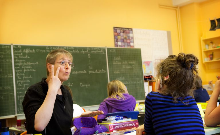 professeur parlant à un élève sourd