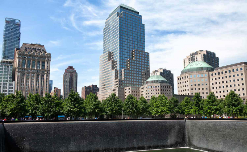 Blick auf Gebäude und National September 11 Memorial auf der Insel Manhattan in New York, Vereinigte Staaten von Amerika 2016.